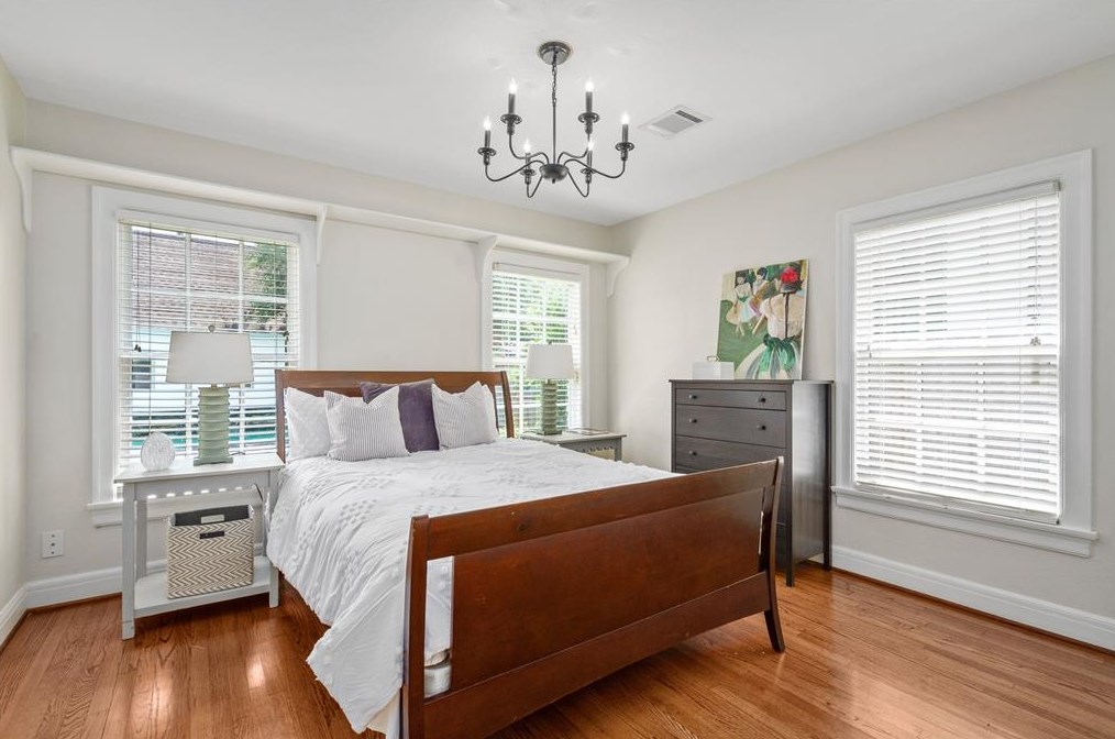 2431 Addison Rd, Houston TX  77030-1811 exterior