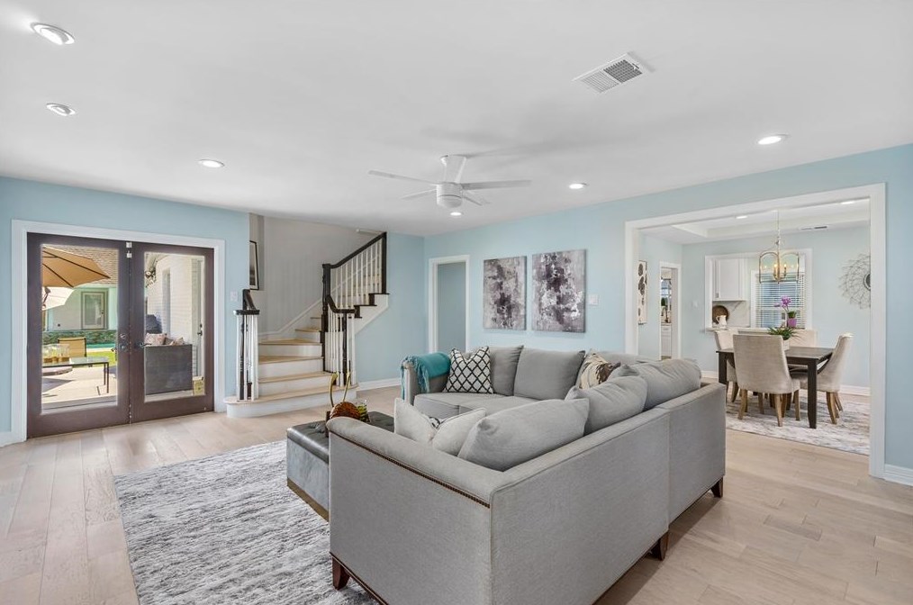 2431 Addison Rd, Houston TX  77030-1811 exterior