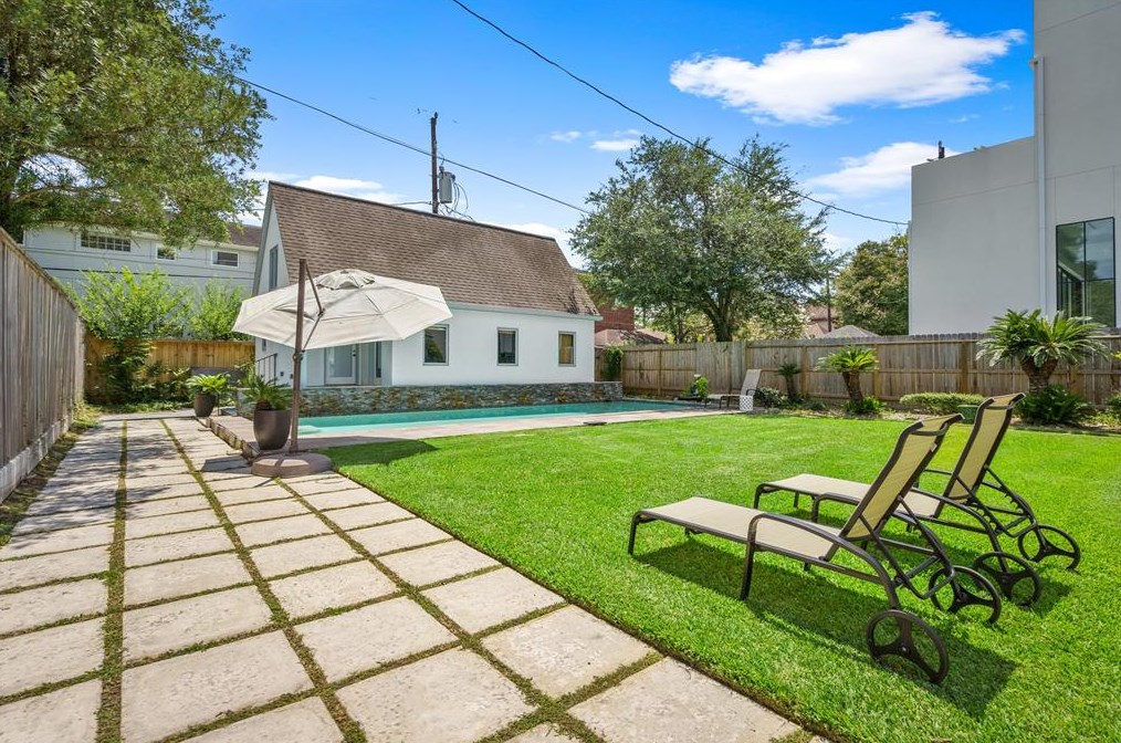 2431 Addison Rd, Houston TX  77030-1811 exterior