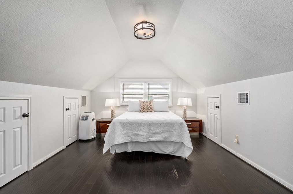 2431 Addison Rd, Houston TX  77030-1811 exterior