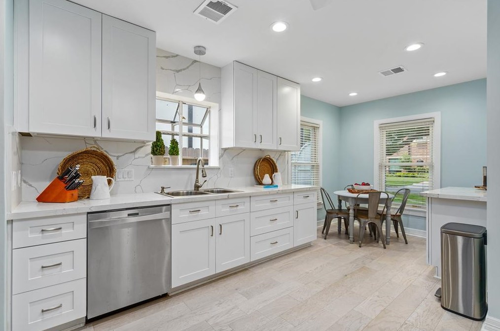 2431 Addison Rd, Houston TX  77030-1811 exterior