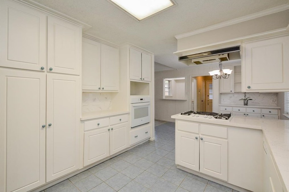 5827 Lodge Creek Dr, Houston TX  77066-1506 exterior