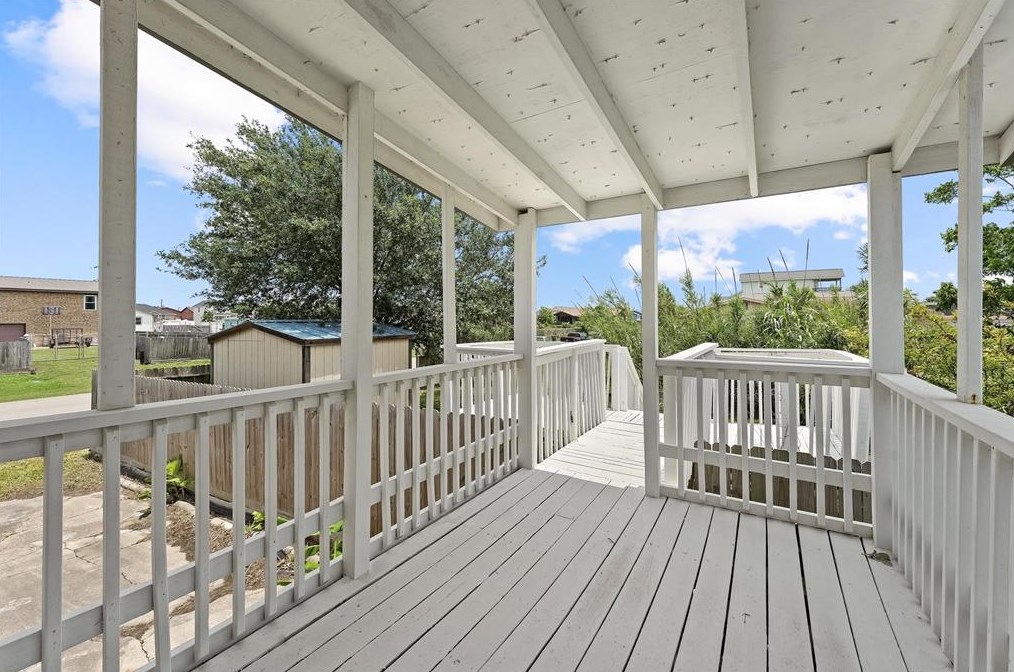 2202 67 St, Galveston TX 77551-1583 exterior