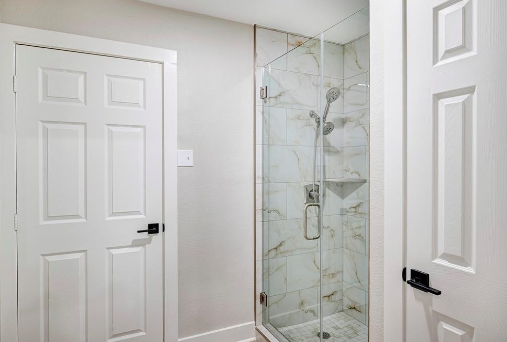 5235 Yarwell Dr, Houston TX  77096-5116 exterior