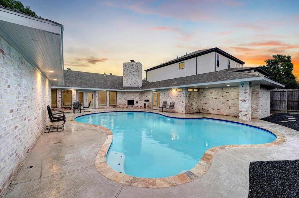 5235 Yarwell Dr, Houston TX  77096-5116 exterior