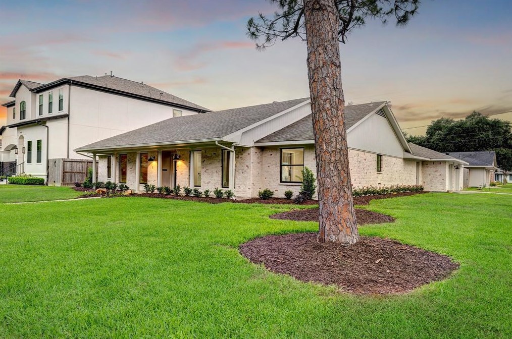 5235 Yarwell Dr, Houston TX  77096-5116 exterior