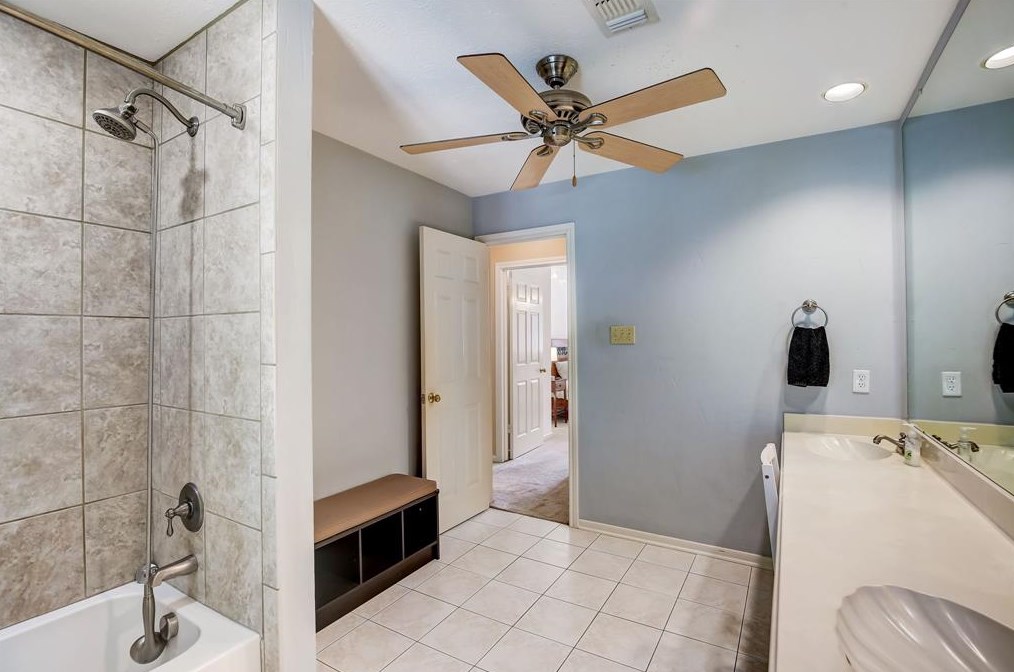 15726 Echo Ldg Dr, Houston TX  77095-2659 exterior