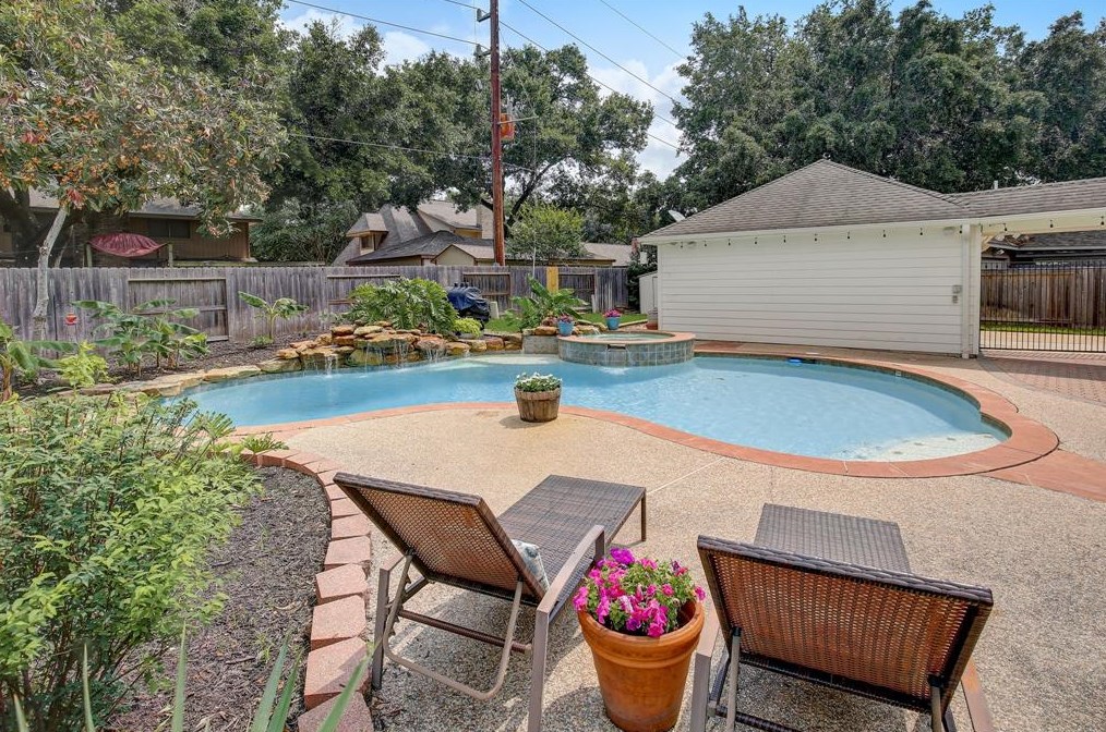 15726 Echo Ldg Dr, Houston TX  77095-2659 exterior