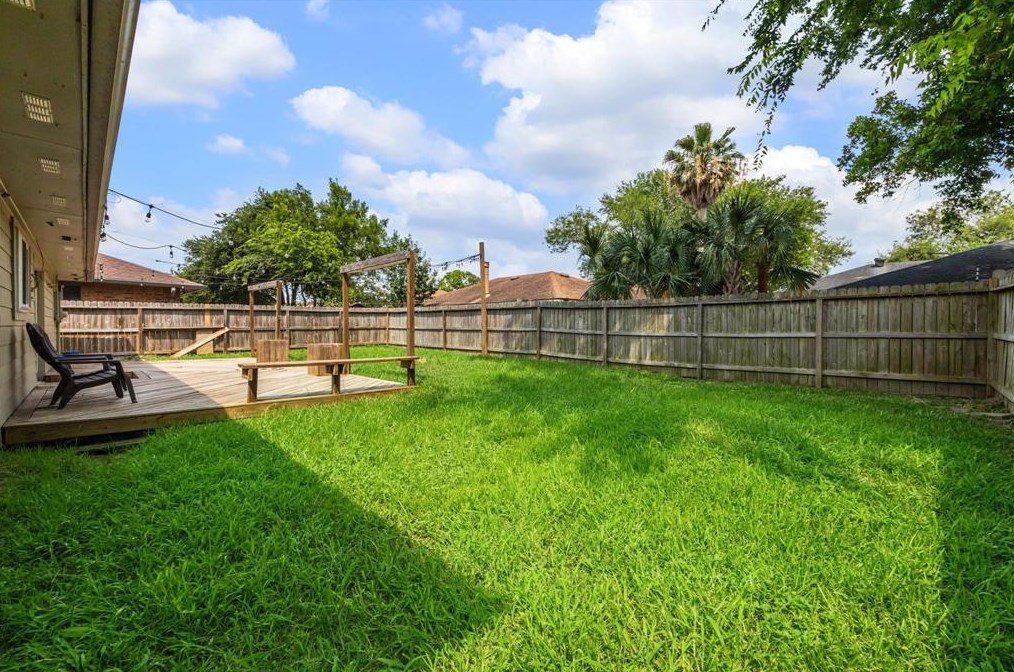 2423 Heritage Bnd Dr, Houston TX  77598-3116 exterior