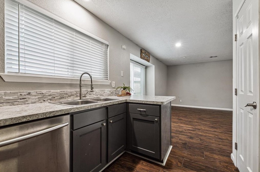 2423 Heritage Bnd Dr, Houston TX  77598-3116 exterior