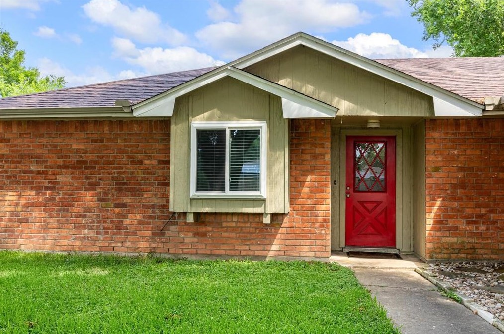 2423 Heritage Bnd Dr, Houston TX  77598-3116 exterior