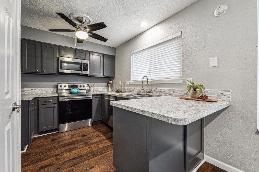 2423 Heritage Bnd Dr, Houston TX  77598-3116 exterior