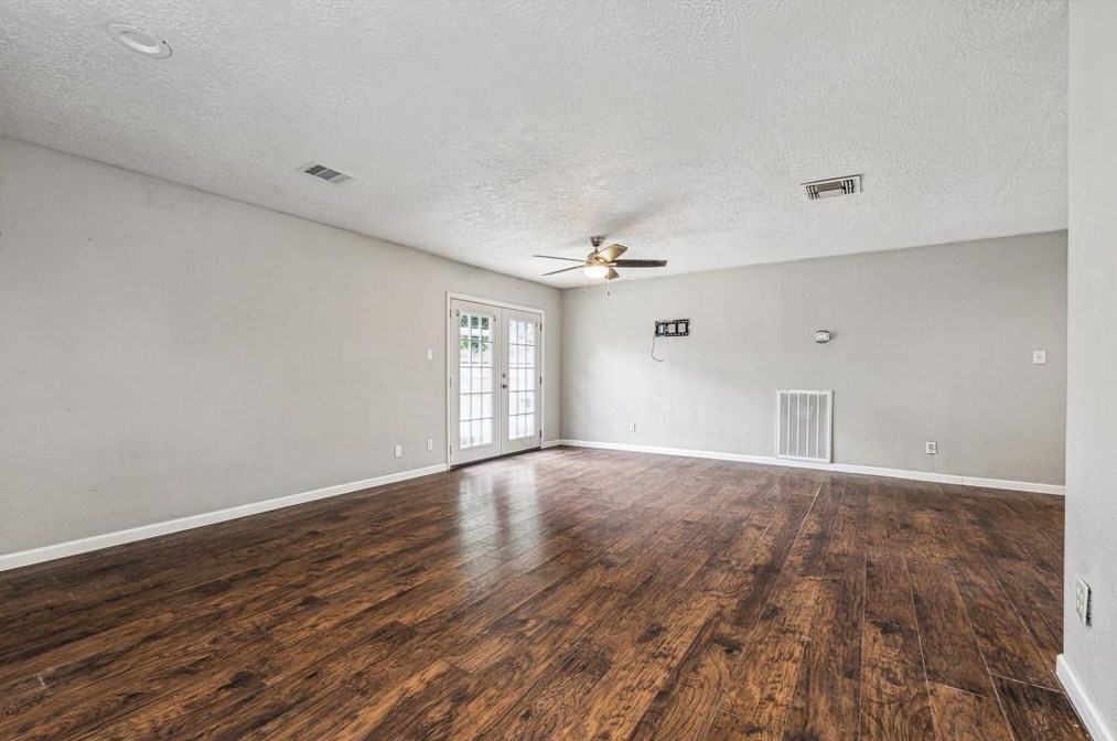 2423 Heritage Bnd Dr, Houston TX  77598-3116 exterior