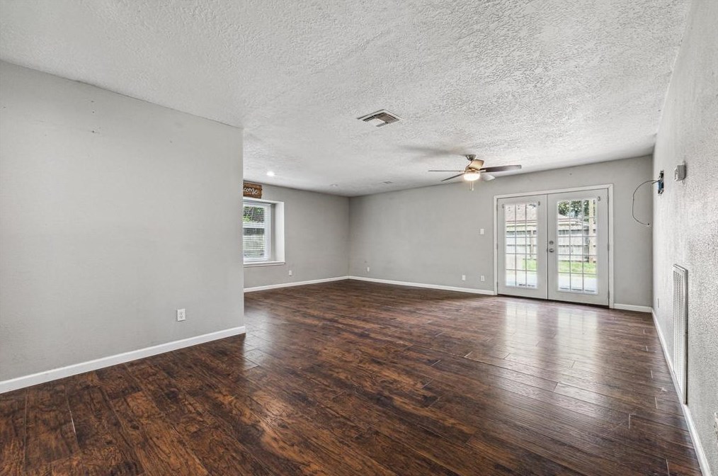 2423 Heritage Bnd Dr, Houston TX  77598-3116 exterior