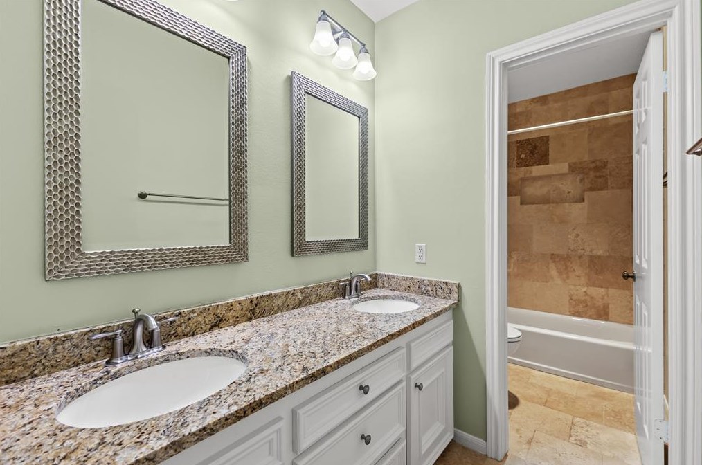 7619 Clb Lk Dr, Houston TX  77095-2645 exterior