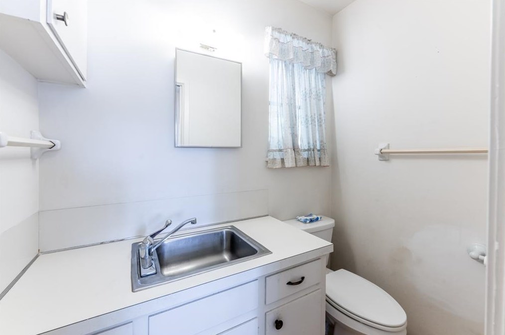 225 Elmwood St, Huntsville TX 77320-3407 exterior