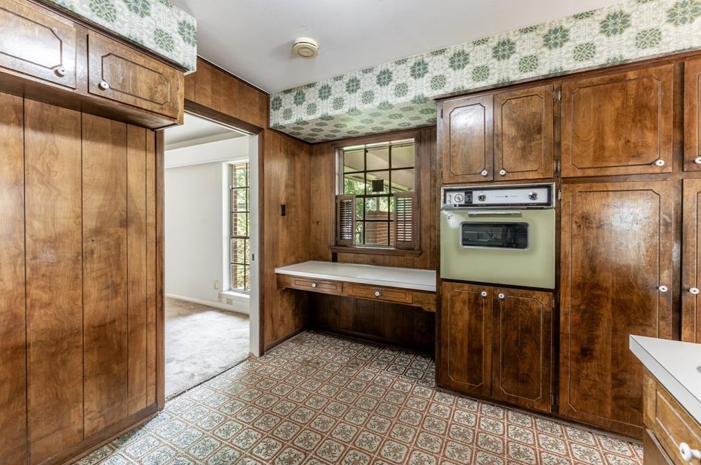 225 Elmwood St, Huntsville TX 77320-3407 exterior