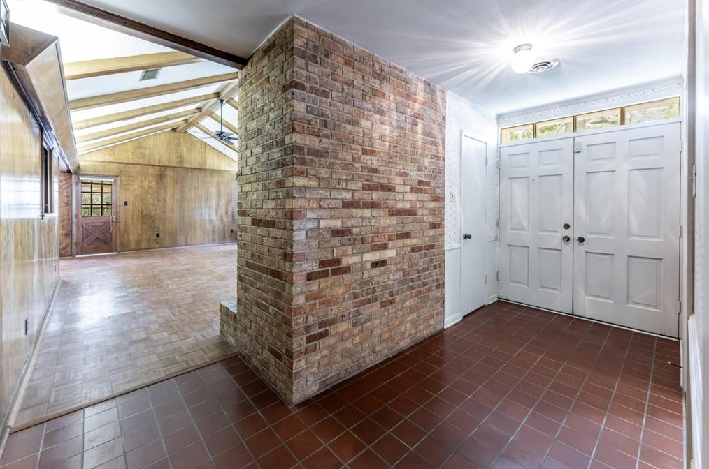 225 Elmwood St, Huntsville TX 77320-3407 exterior