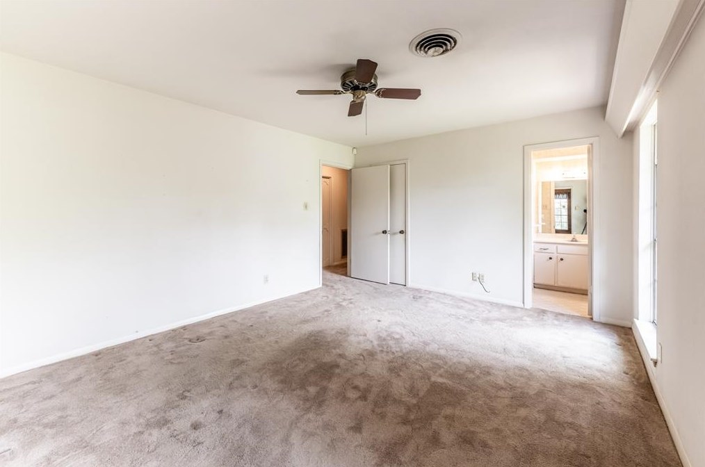 225 Elmwood St, Huntsville TX 77320-3407 exterior