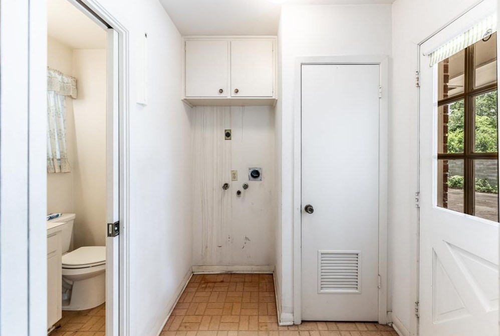 225 Elmwood St, Huntsville TX 77320-3407 exterior