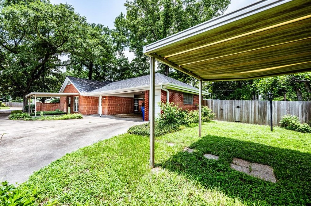 225 Elmwood St, Huntsville TX 77320-3407 exterior