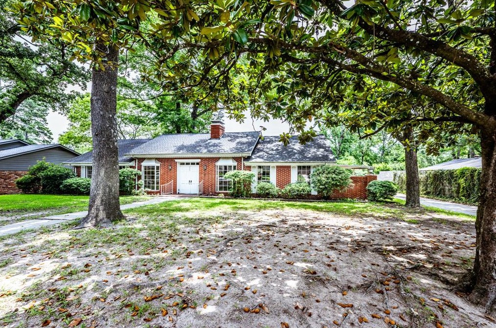 225 Elmwood St, Huntsville TX 77320-3407 exterior