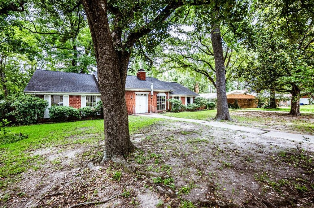 225 Elmwood St, Huntsville TX 77320-3407 exterior