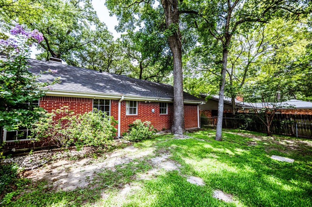 225 Elmwood St, Huntsville TX 77320-3407 exterior