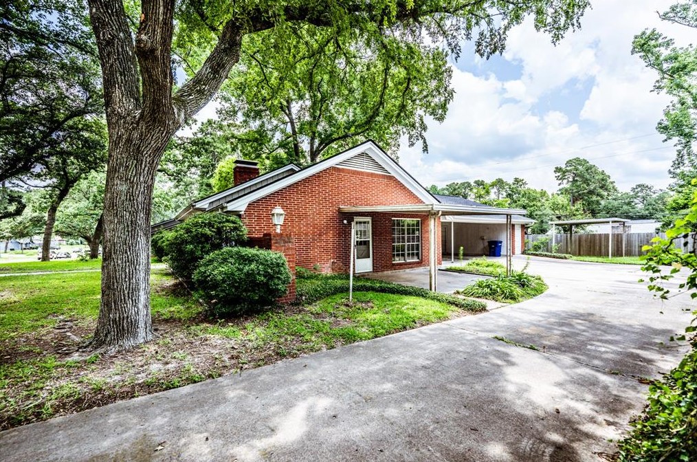 225 Elmwood St, Huntsville TX 77320-3407 exterior