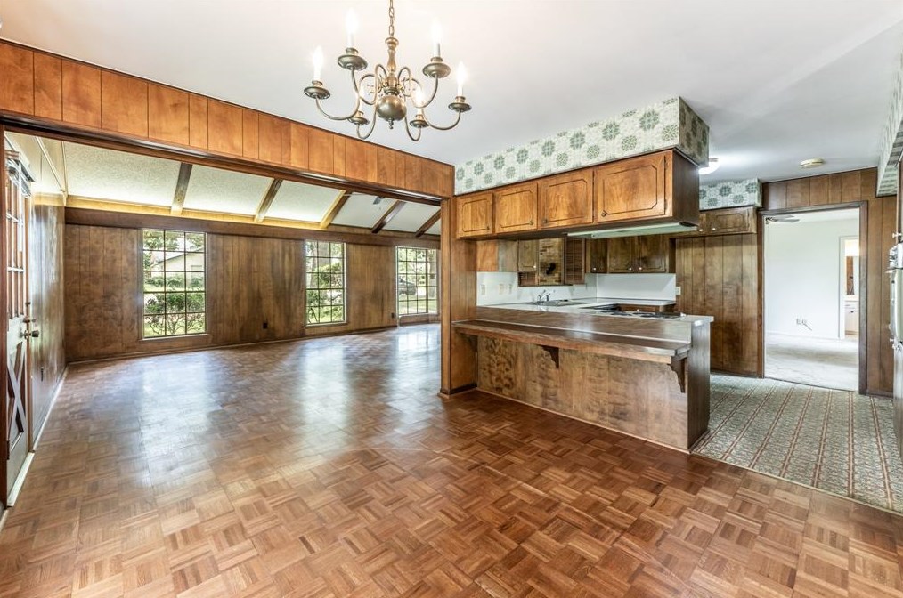 225 Elmwood St, Huntsville TX 77320-3407 exterior