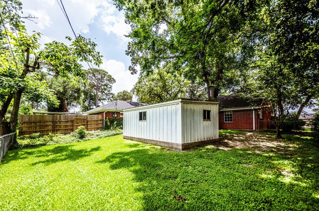 225 Elmwood St, Huntsville TX 77320-3407 exterior