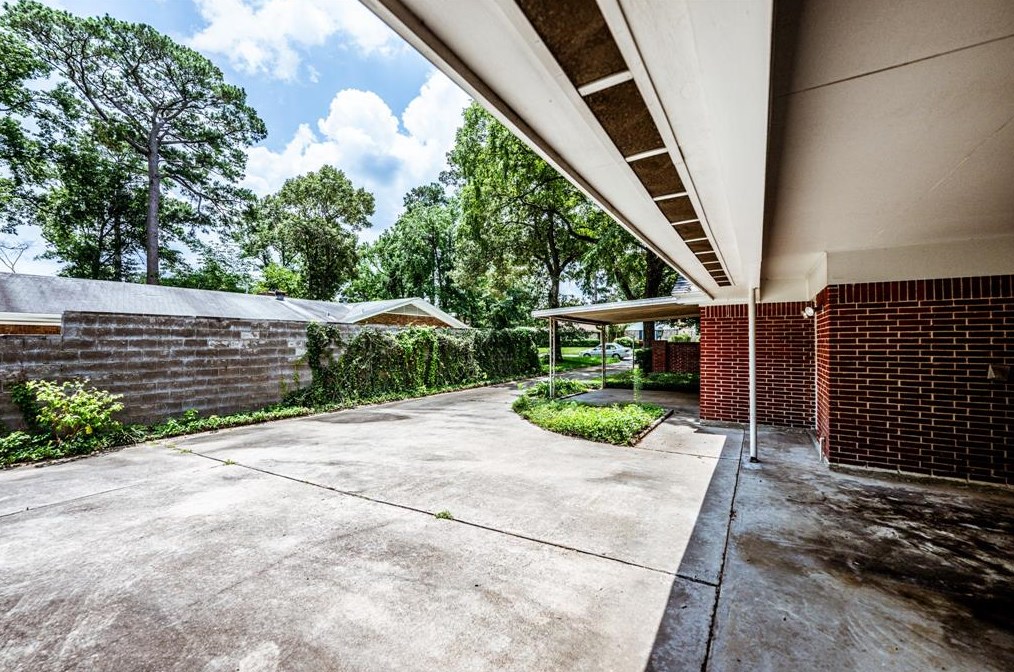 225 Elmwood St, Huntsville TX 77320-3407 exterior