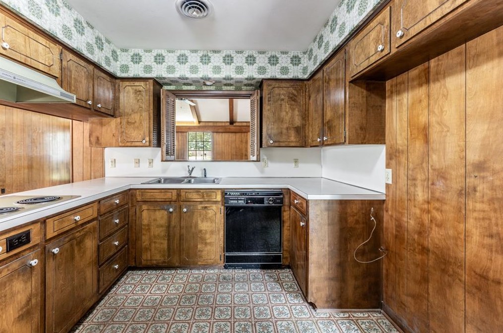 225 Elmwood St, Huntsville TX 77320-3407 exterior