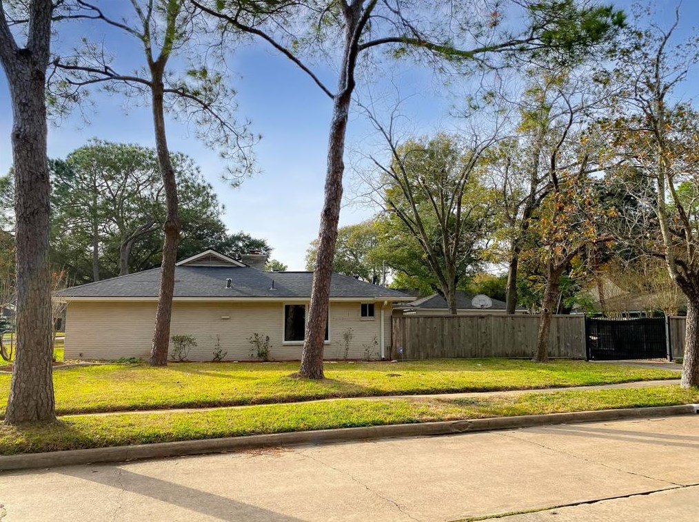 5202 Valkeith Dr, Houston TX  77096-5109 exterior