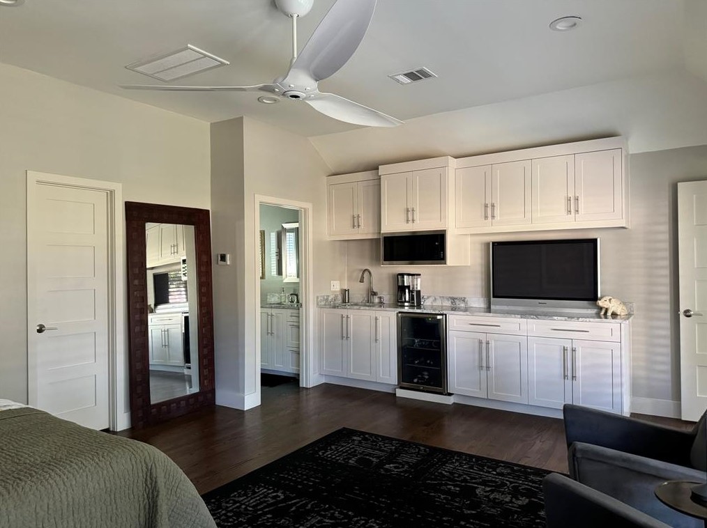 330 Wycliffe Dr, Houston TX  77043-3901 exterior