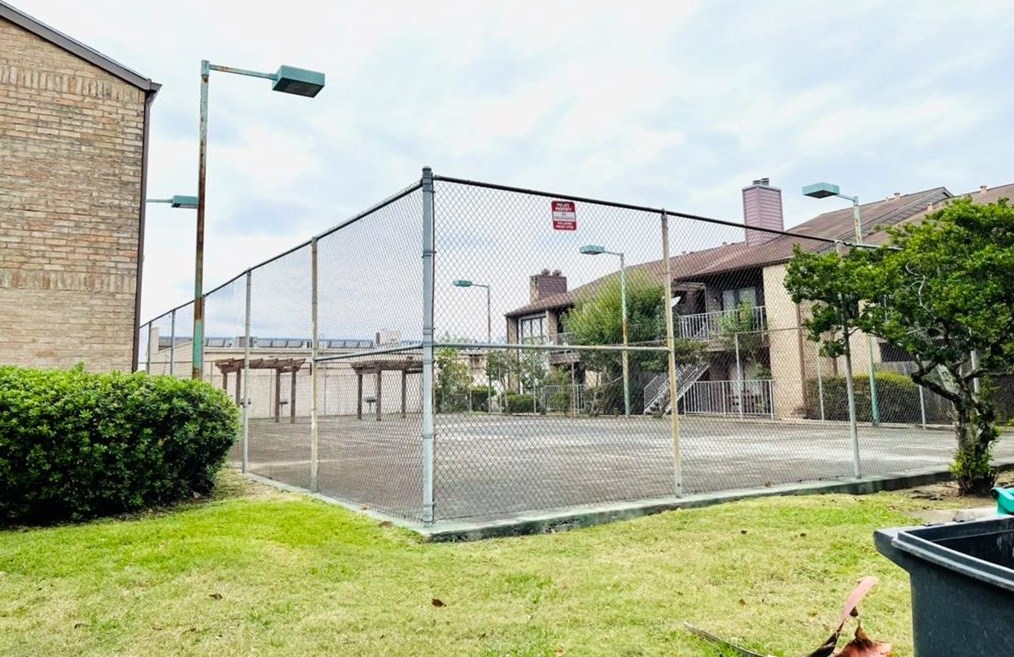 6633 Airport Blvd, Houston TX 77035-5224 exterior