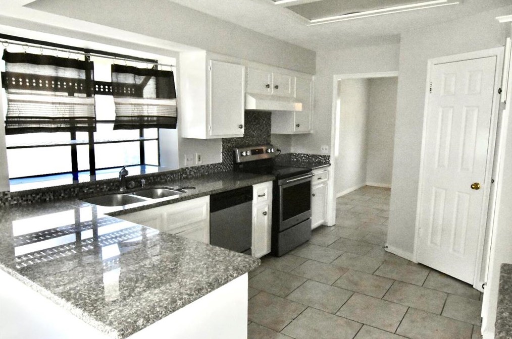 14807 Knightsway Dr, Houston TX  77083-5688 exterior