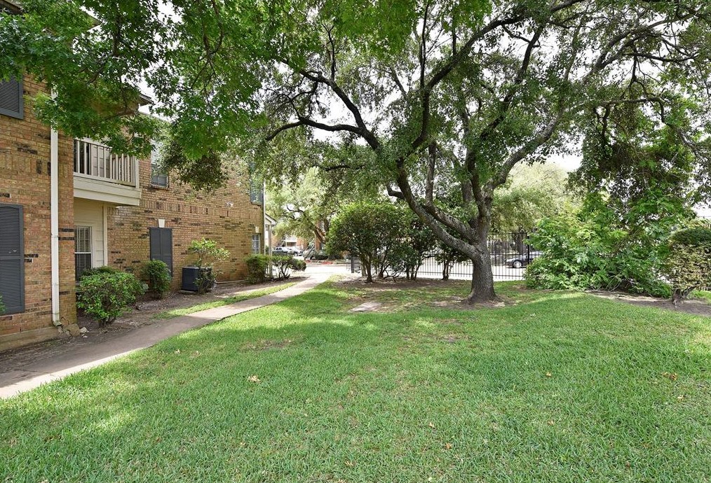 2626 Holly Hall St, Houston TX  77054-4110 exterior
