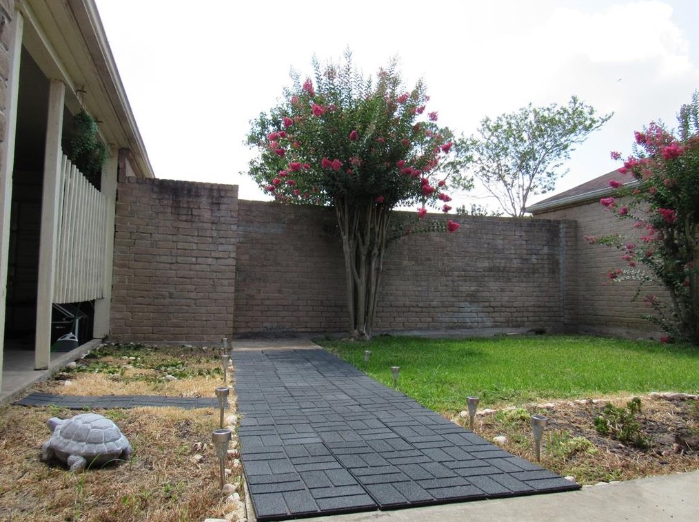 3926 Summit Valley Dr, Houston TX  77082-4102 exterior