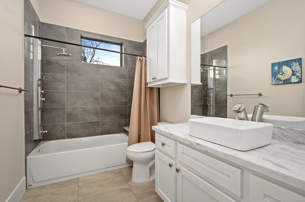 3707 Sun Vly Dr, Houston TX  77025-4137 exterior