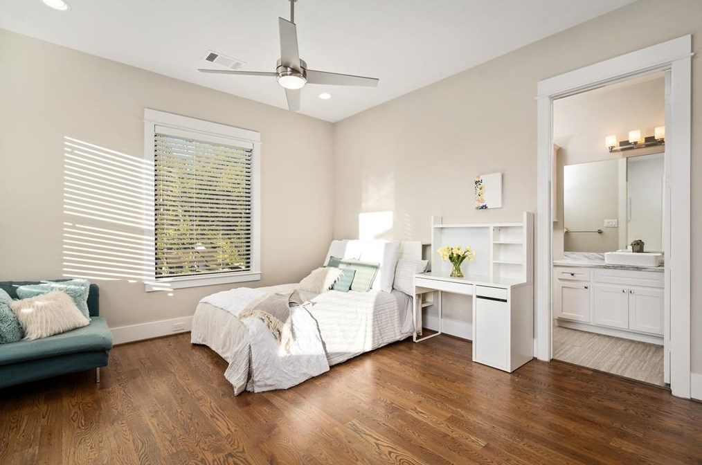 3707 Sun Vly Dr, Houston TX  77025-4137 exterior