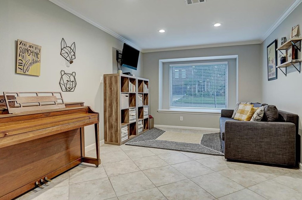 2335 Brookmere Dr, Houston TX  77008-1138 exterior