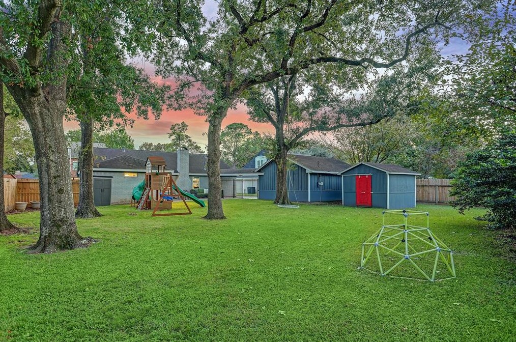 2335 Brookmere Dr, Houston TX  77008-1138 exterior