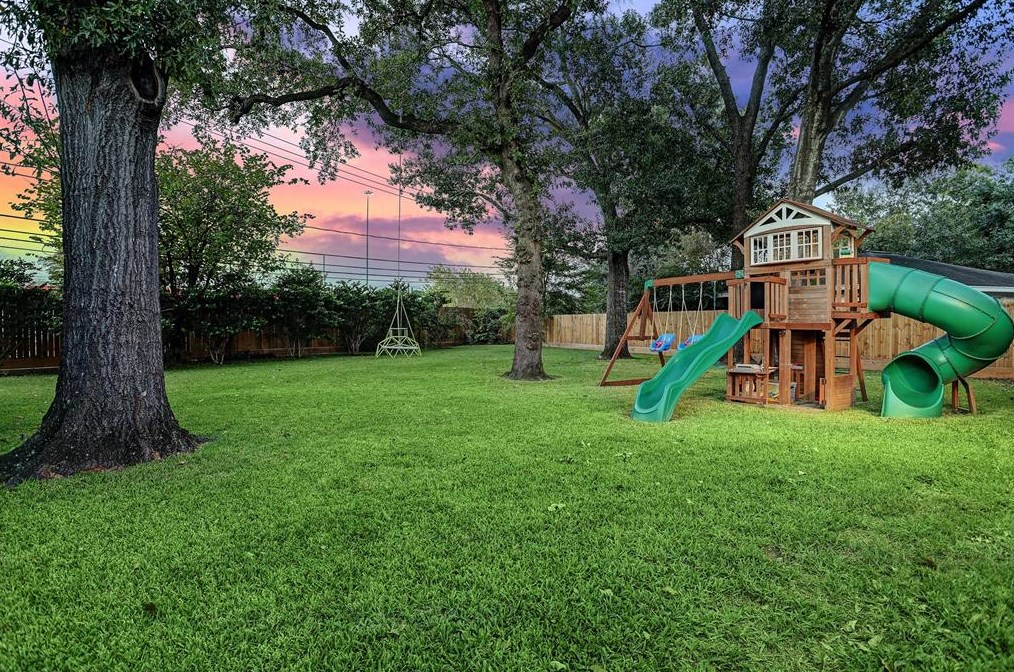 2335 Brookmere Dr, Houston TX  77008-1138 exterior