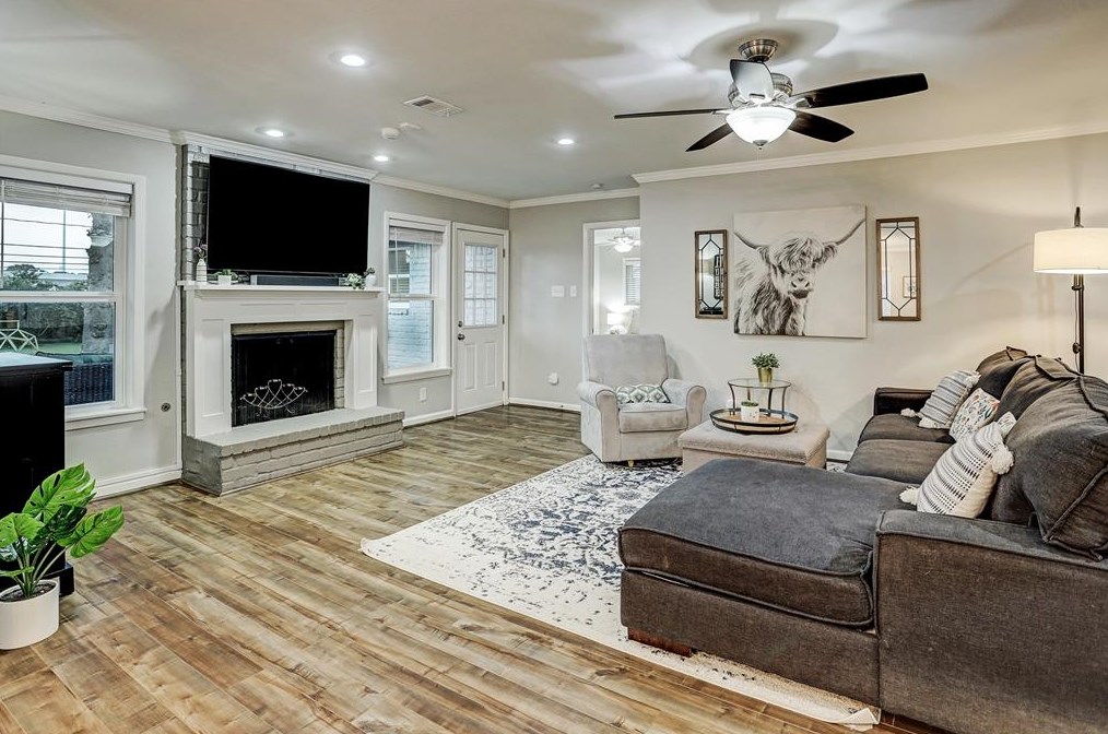 2335 Brookmere Dr, Houston TX  77008-1138 exterior