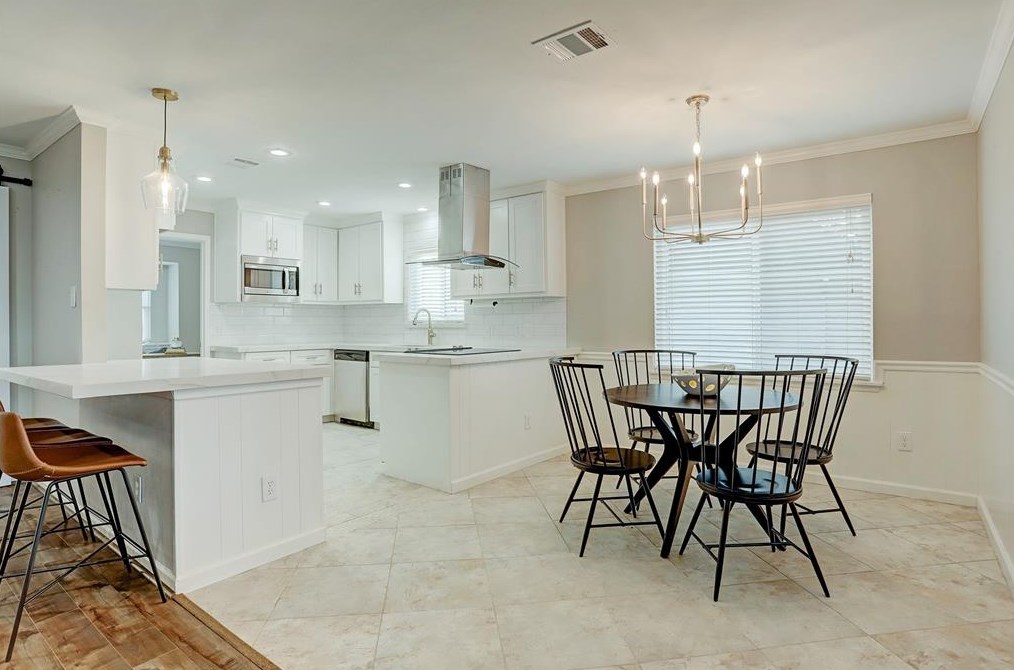 2335 Brookmere Dr, Houston TX  77008-1138 exterior