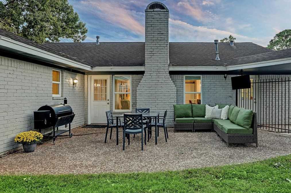 2335 Brookmere Dr, Houston TX  77008-1138 exterior