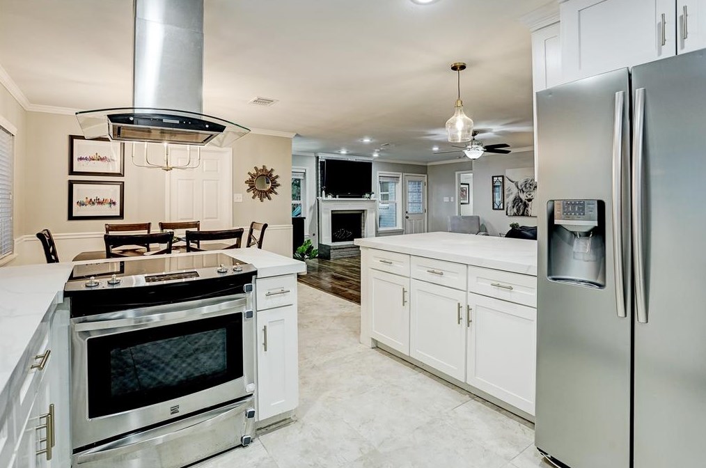 2335 Brookmere Dr, Houston TX  77008-1138 exterior