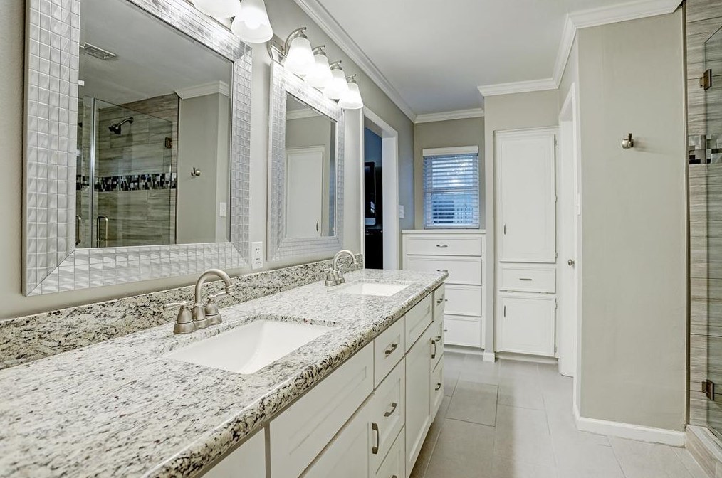 2335 Brookmere Dr, Houston TX  77008-1138 exterior