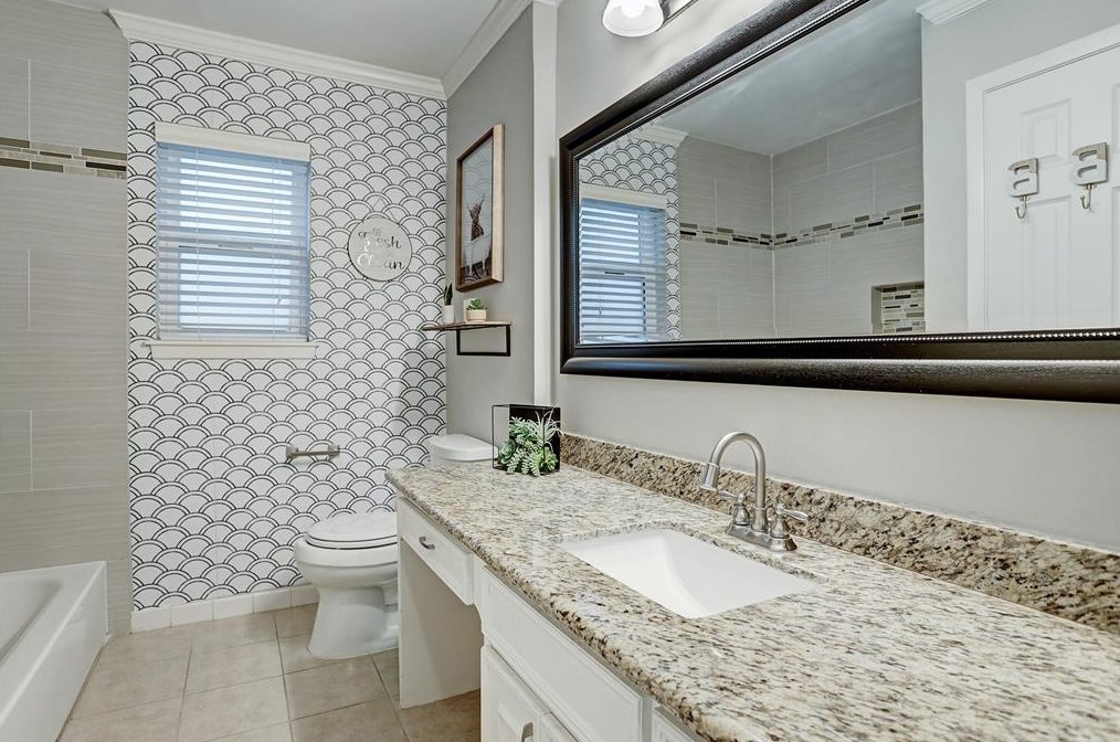 2335 Brookmere Dr, Houston TX  77008-1138 exterior